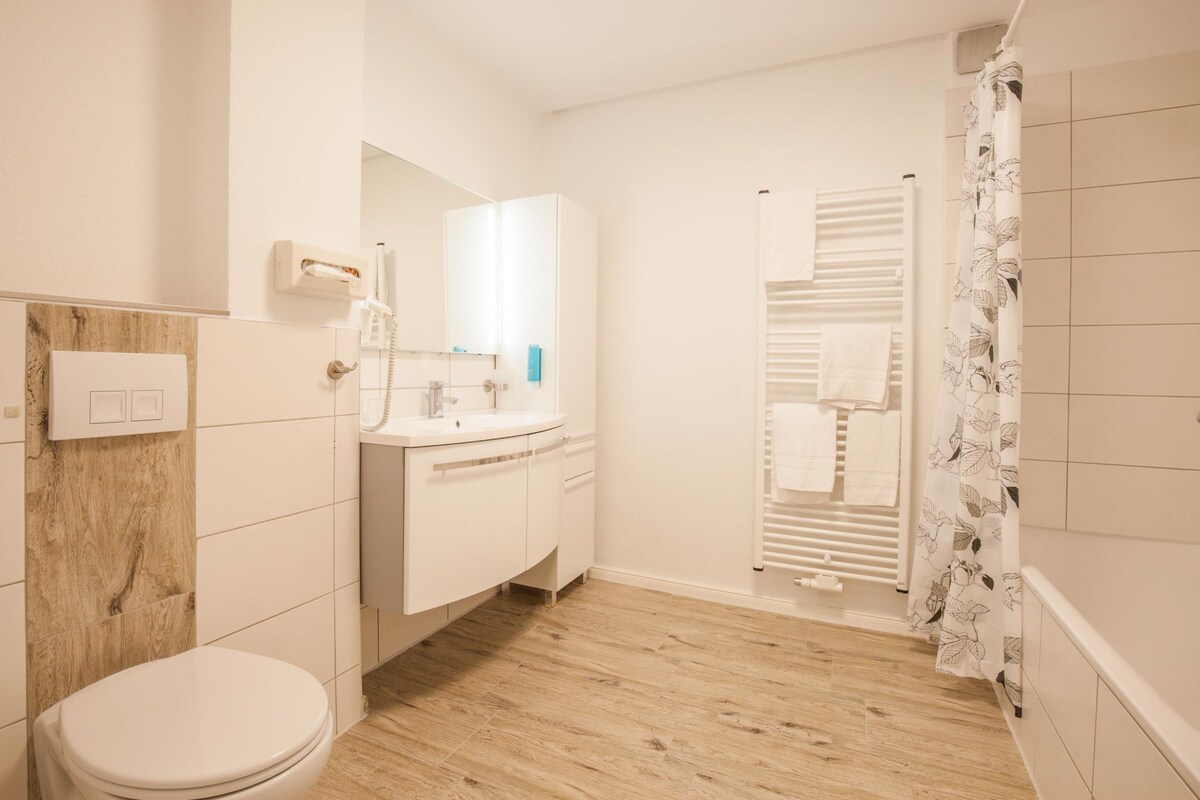 Habitación familiar, 2 habitaciones | Baño | Artículos de higiene personal gratuitos, secador de pelo y toallas
