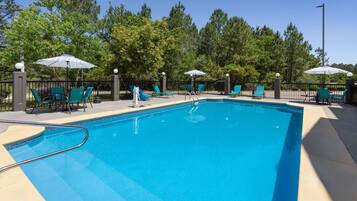 Una piscina al aire libre de temporada (de 10:00 a 21:00), sombrillas
