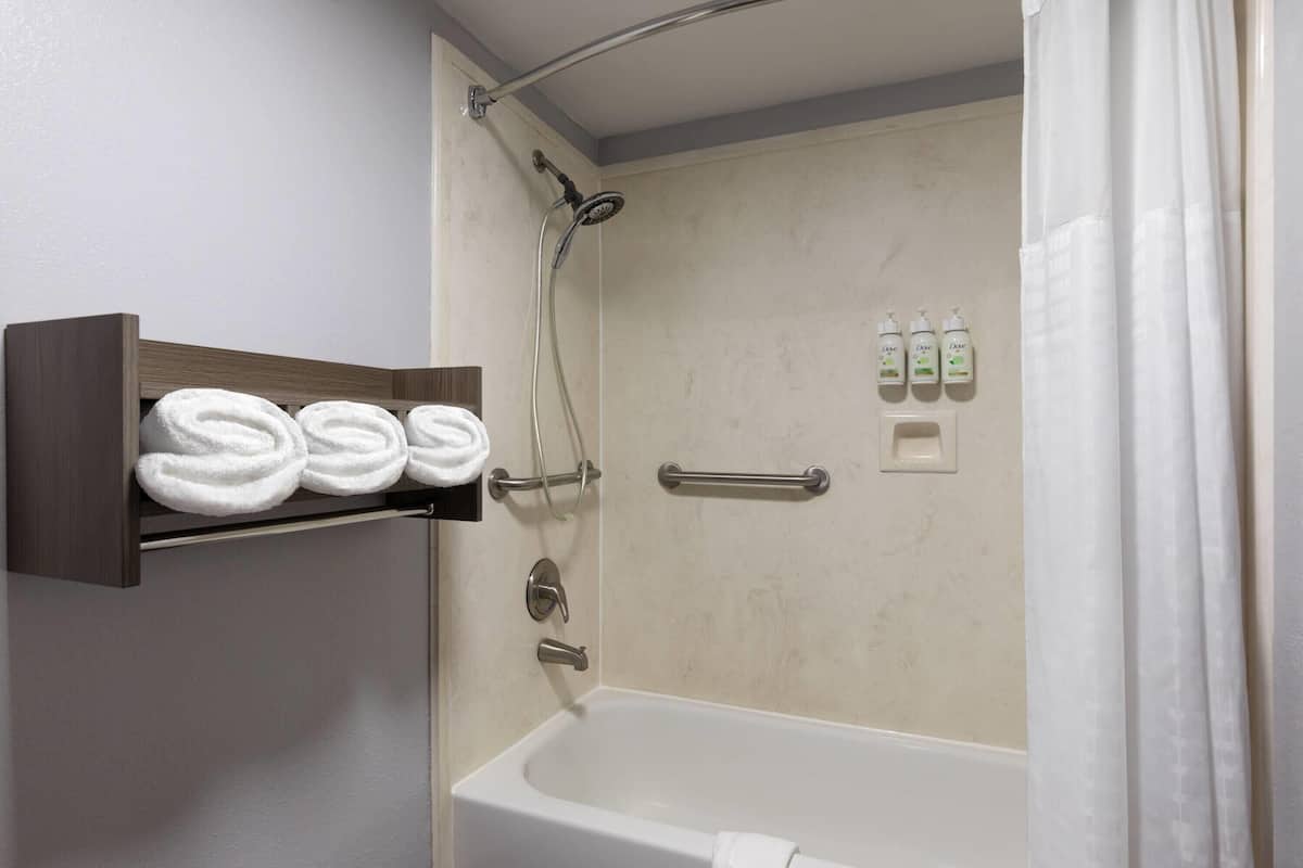 Habitación, 2 camas Queen size, acceso para personas con movilidad reducida (Bathtub with Grab Bars) | Baño para personas con discapacidad