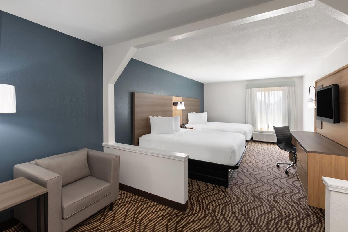 Room, 2 Queen beds, non smoking | Ropa de cama de alta calidad y camas con pillow-top