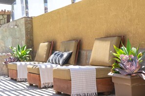 Outdoor pool, pool loungers - Hotel Baja San Diego - A Boutique Hotel (San Ysidro)