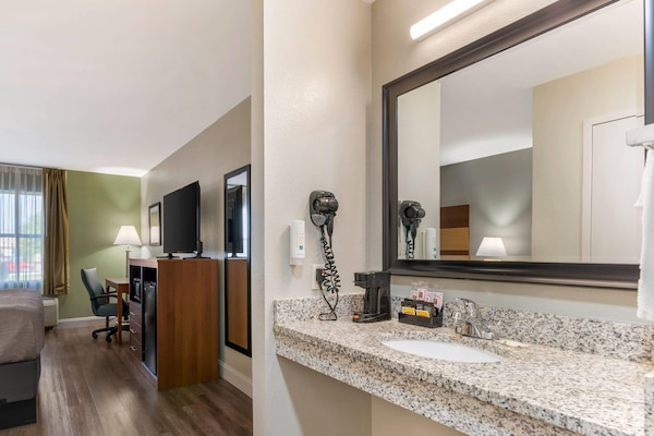 Room, 1 King Bed, Accessible, Non Smoking | Desk, iron/ironing board, free cribs/infant beds, rollaway beds