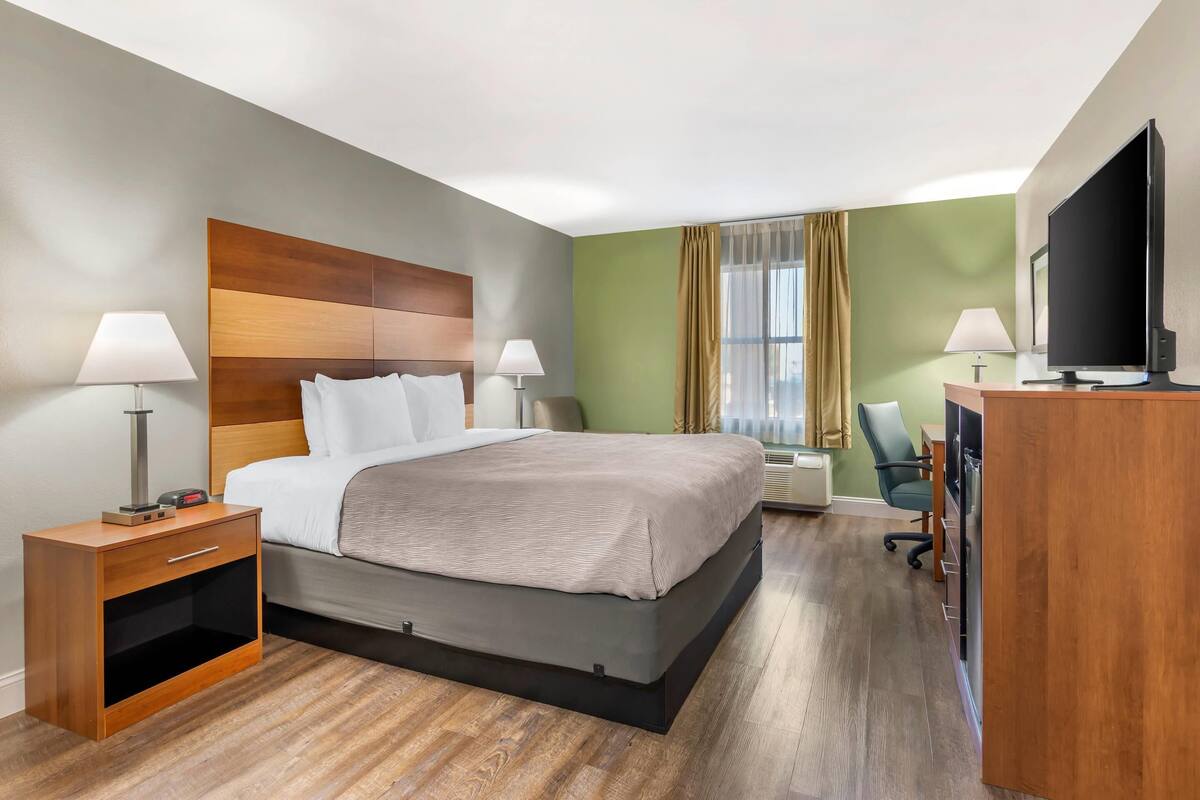 Chambre, 1 très grand lit, accessible aux personnes à mobilité réduite, non-fumeur