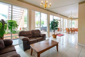 Lobby - Econo Lodge Inn & Suites Clearwater Central (Clearwater)