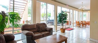 Econo Lodge Inn & Suites