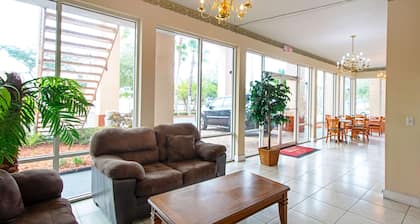Econo Lodge Inn & Suites
