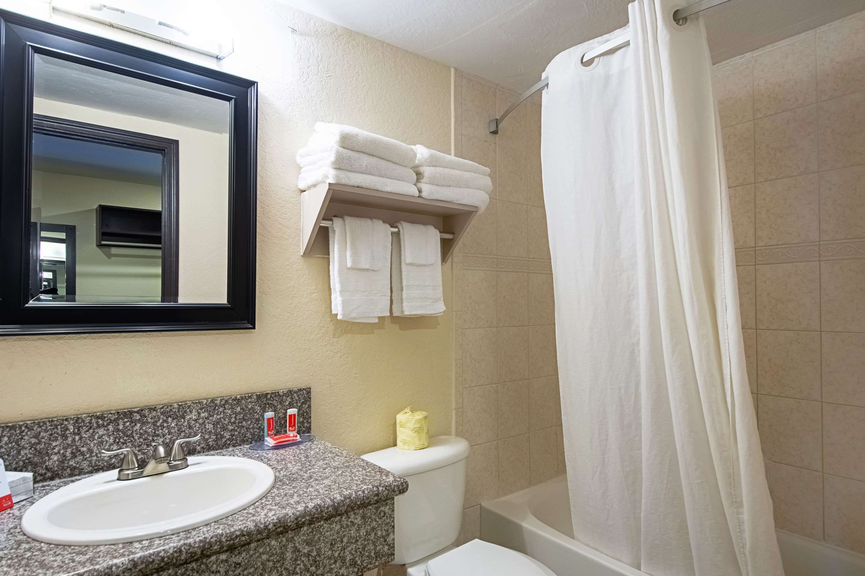 Combined shower/bathtub, deep-soaking bathtub, hydromassage showerhead