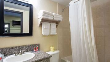 Combined shower/bathtub, deep-soaking bathtub, hydromassage showerhead