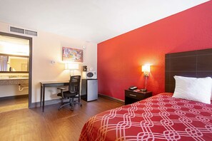 Lit avec matelas à plateau-coussin, fer et planche à repasser