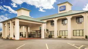 A Baymont Inn & Suites with a covered outdoor area and a parking lot. - Baymont by Wyndham Johnson City (Johnson City)