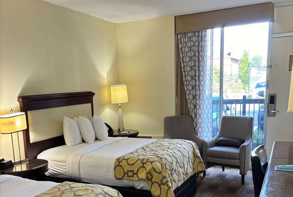 Tallelokero huoneessa, pimennysverhot, silitysrauta/-lauta