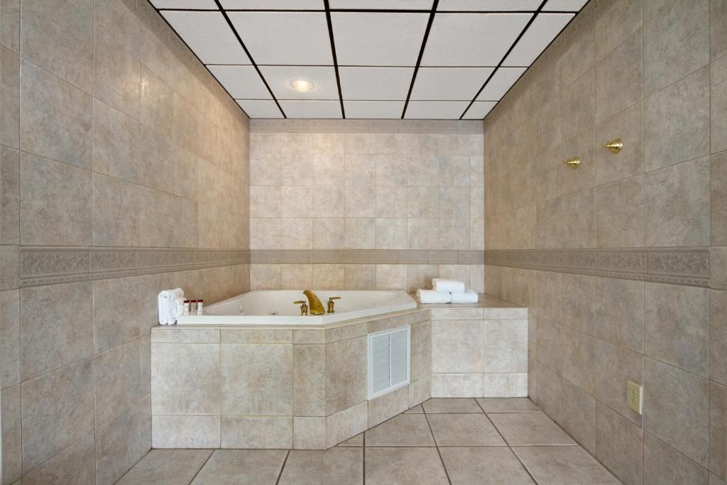 Un baño moderno con una bañera independiente, tocador y zona de ducha.