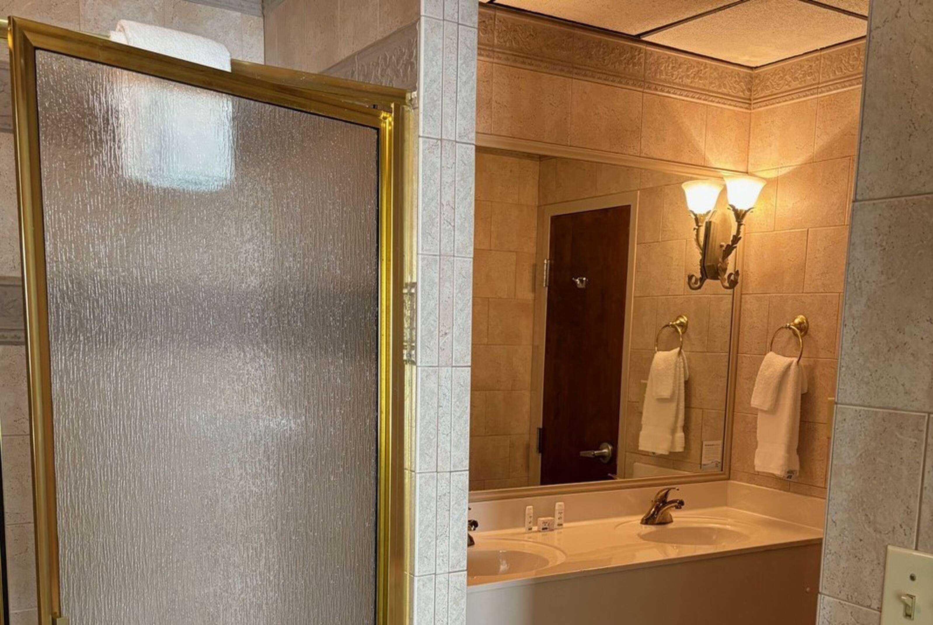 Tina, tina profunda, amenidades de baño gratuitas, secadora de cabello 