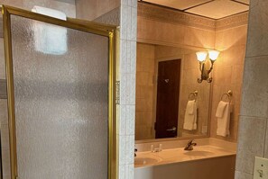 Badewanne, Komfortbadewanne, kostenlose Toilettenartikel, Haartrockner