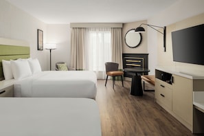 Chambre, 2 grands lits | Coffres-forts dans les chambres, bureau, fer et planche à repasser