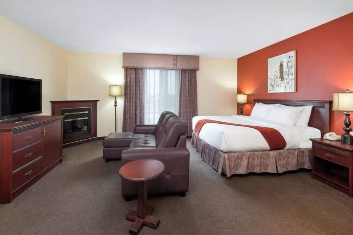 In-room safe, desk, iron/ironing board, free cribs/infant beds