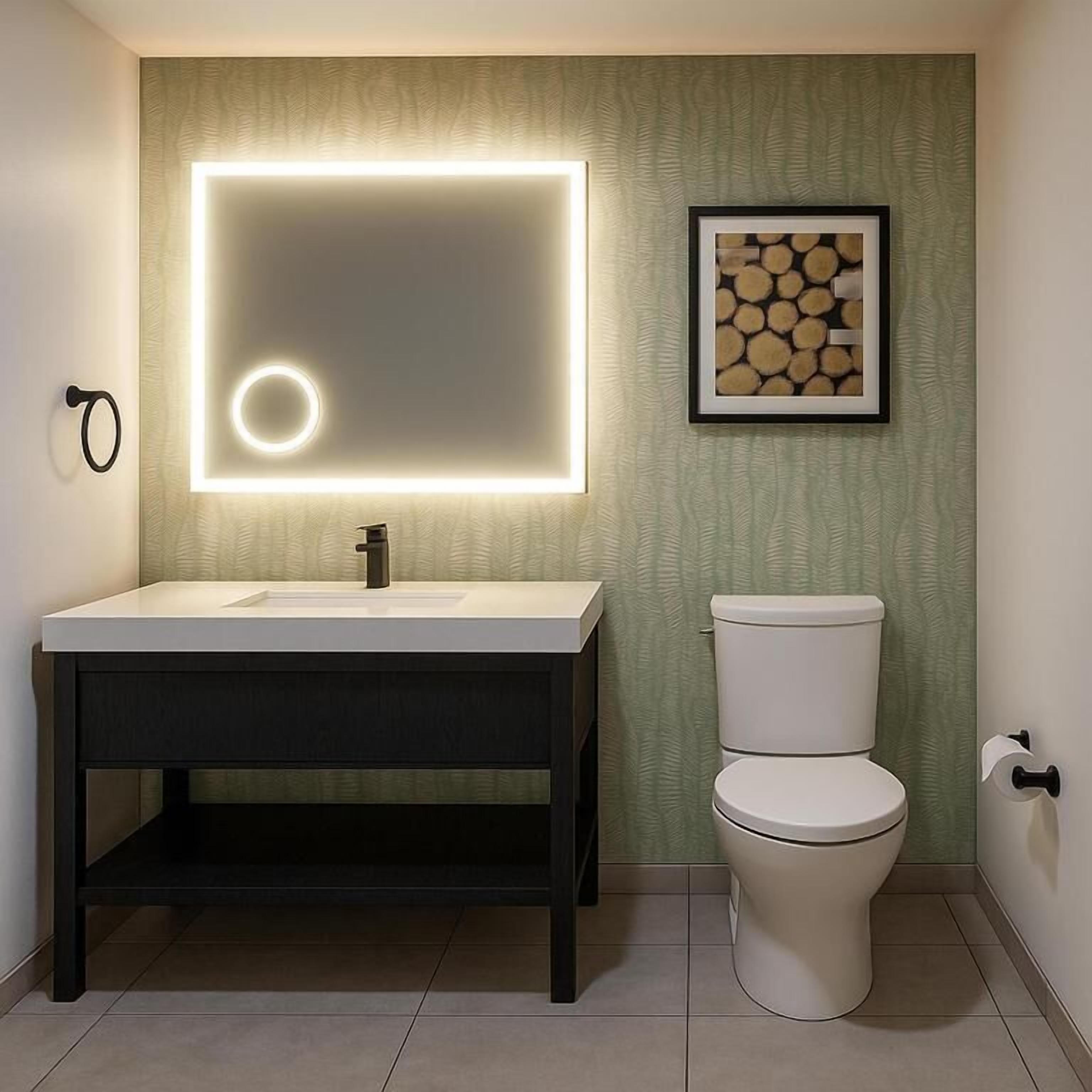 Caixa forta a l'habitació, escriptori i planxa i posts de planxar 