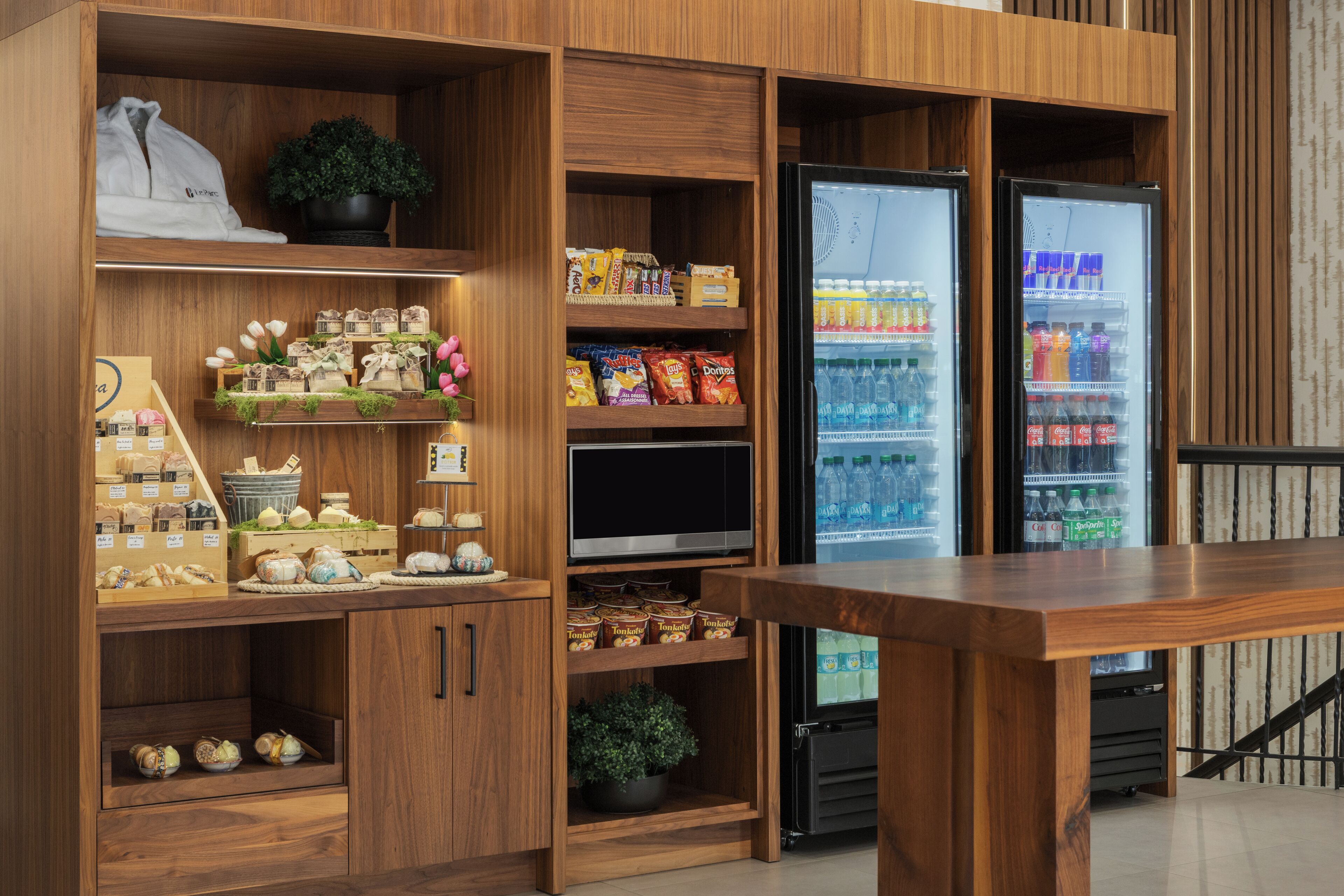 Un interior de madera con estantes llenos de aperitivos, un televisor y un refrigerador.