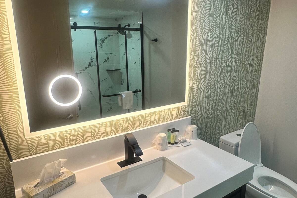 combined shower/bathtub, jetted bath, eco-friendly toiletries