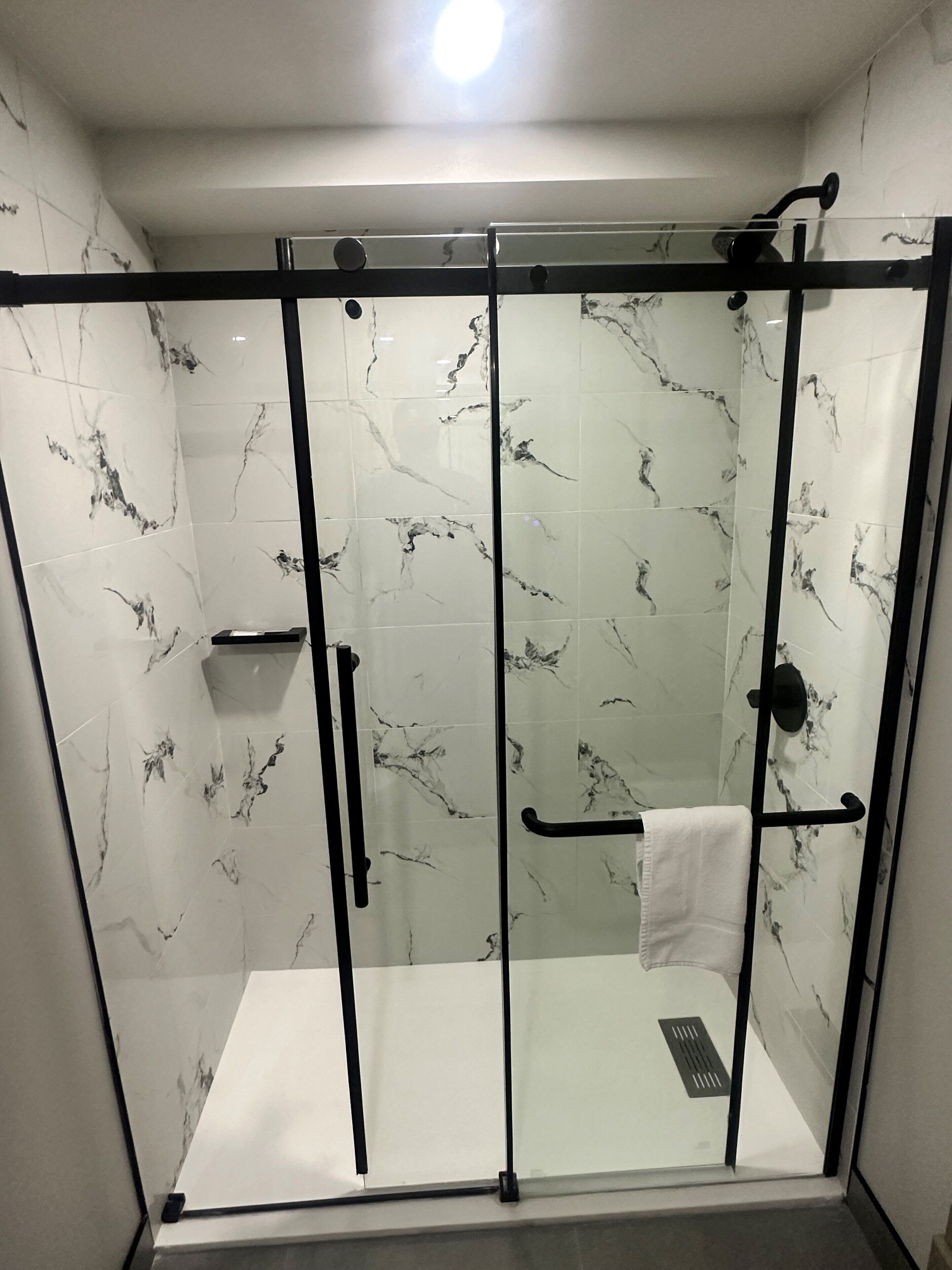 Ducha y bañera combinadas y bañera de hidromasaje