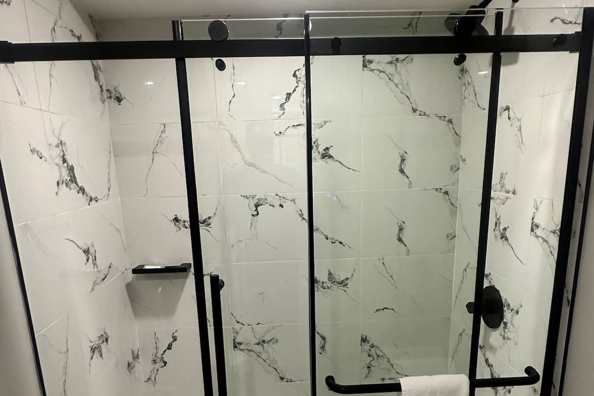 Ducha y bañera combinadas y bañera de hidromasaje