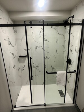 Shower, eco-friendly toiletries, hair dryer, towels - Le Parc Gatineau, Tapestry Collection by Hilton (Gatineau)