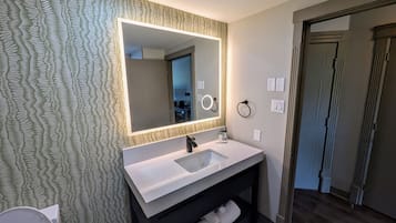 Chambre Standard, 1 très grand lit, non-fumeurs (Mobility Accessible) | Salle de bain | Douche, articles de toilette écologiques, sèche-cheveux