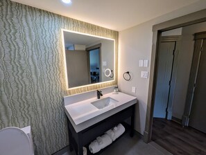Bathroom - Le Parc Gatineau, Tapestry Collection by Hilton (Gatineau)