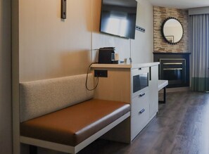 LCD TV, fireplace, pay movies - Le Parc Gatineau, Tapestry Collection by Hilton (Gatineau)