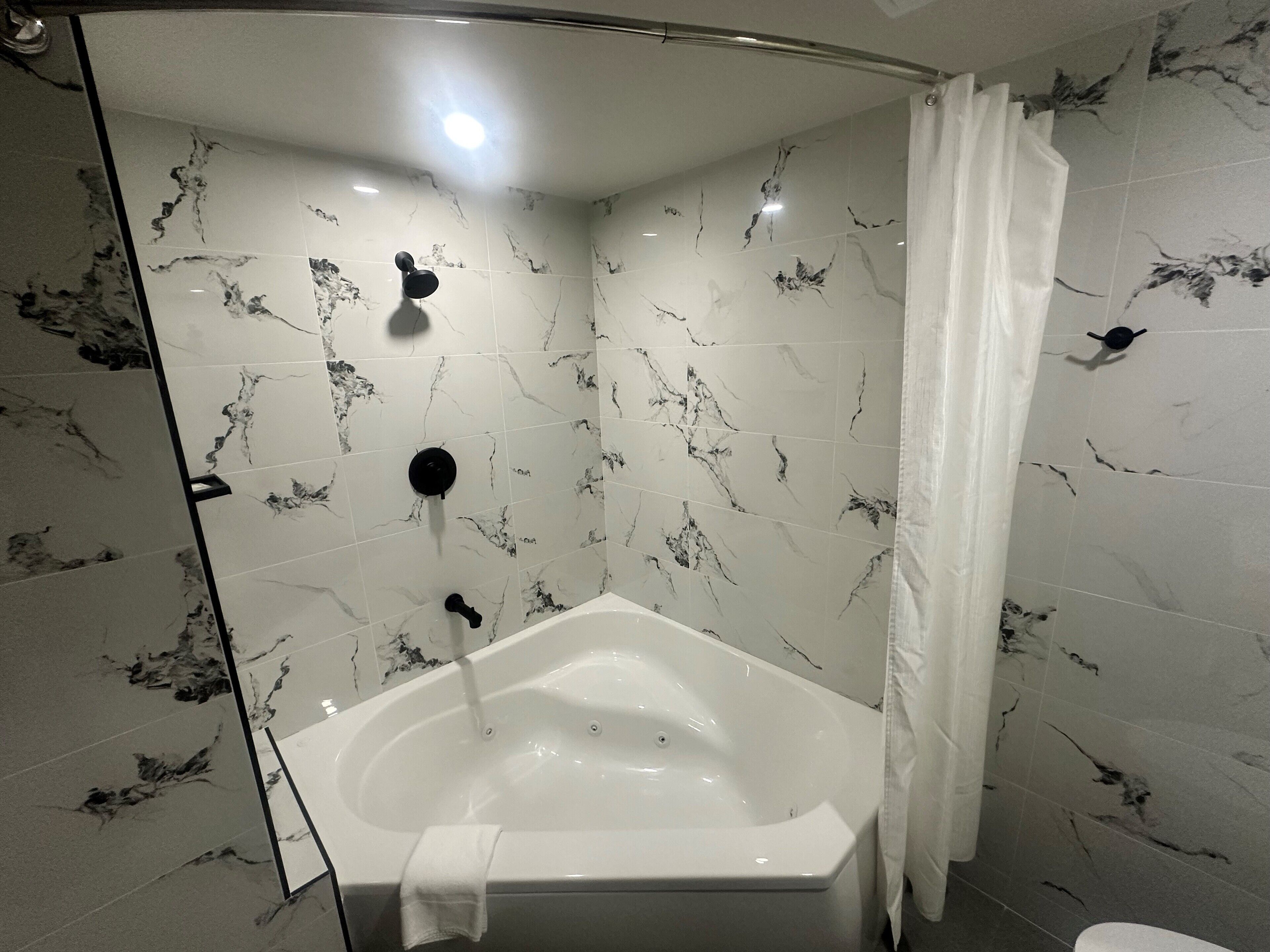 combined shower/bathtub, jetted bath, eco-friendly toiletries