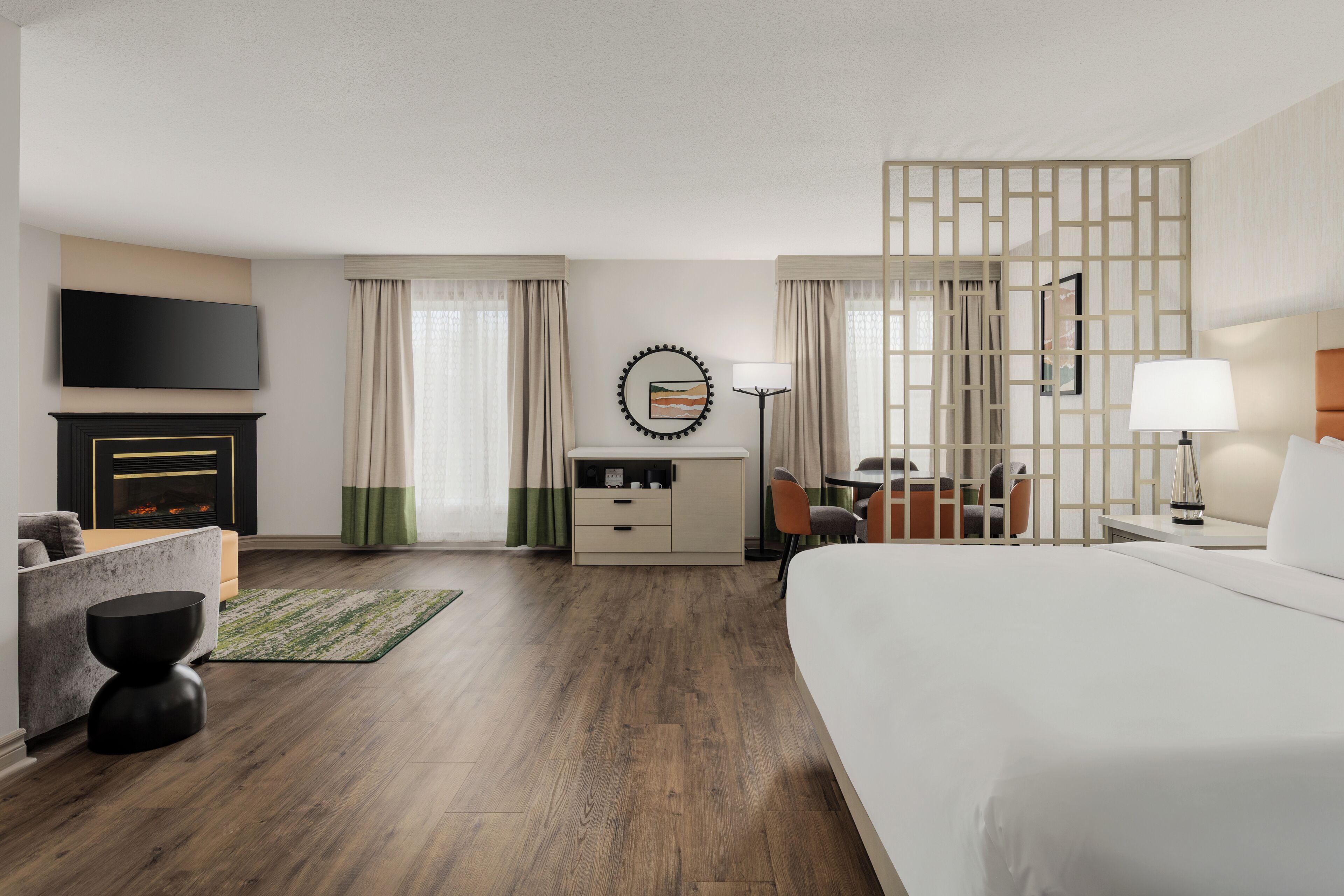 Chambre, 1 très grand lit, baignoire | Coffres-forts dans les chambres, bureau, fer et planche à repasser