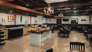 A restaurant with a central island, multiple tables, and chairs. - Le Parc Gatineau, Tapestry Collection by Hilton (Gatineau)