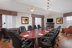 Suite Deluxe, varias camas, no fumadores | Caja fuerte, escritorio, tabla de planchar con plancha y cunas gratuitas