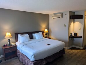 Standard Room, 1 King Bed, Accessible, Non Smoking (Mobility Accessible) | In-room safe, desk, iron/ironing board, free cribs/infant beds