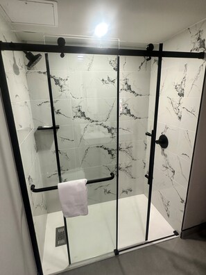 Shower, eco-friendly toiletries, hair dryer, towels - Le Parc Gatineau, Tapestry Collection by Hilton (Gatineau)