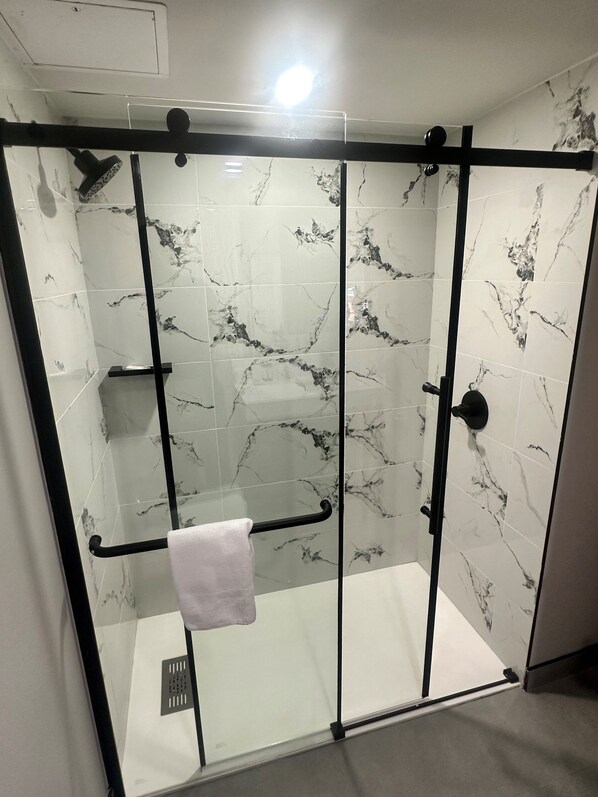 Regadera, amenidades de baño ecológicas, secadora de cabello, toallas 