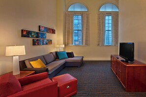 Penthouse, 1 cama matrimonial | Área de sala de estar | Televisión de pantalla plana y películas con cargo 