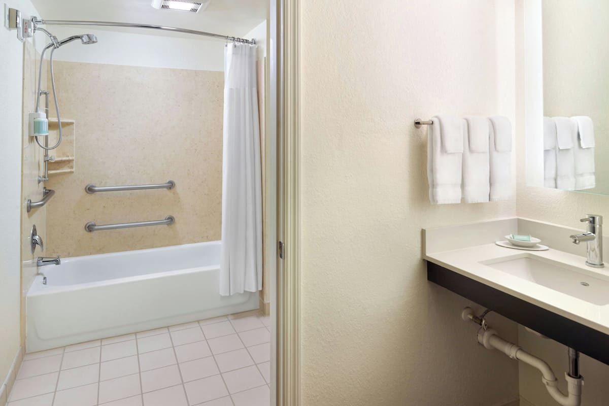 Duschwanne, kostenlose Toilettenartikel, Haartrockner, Handtücher