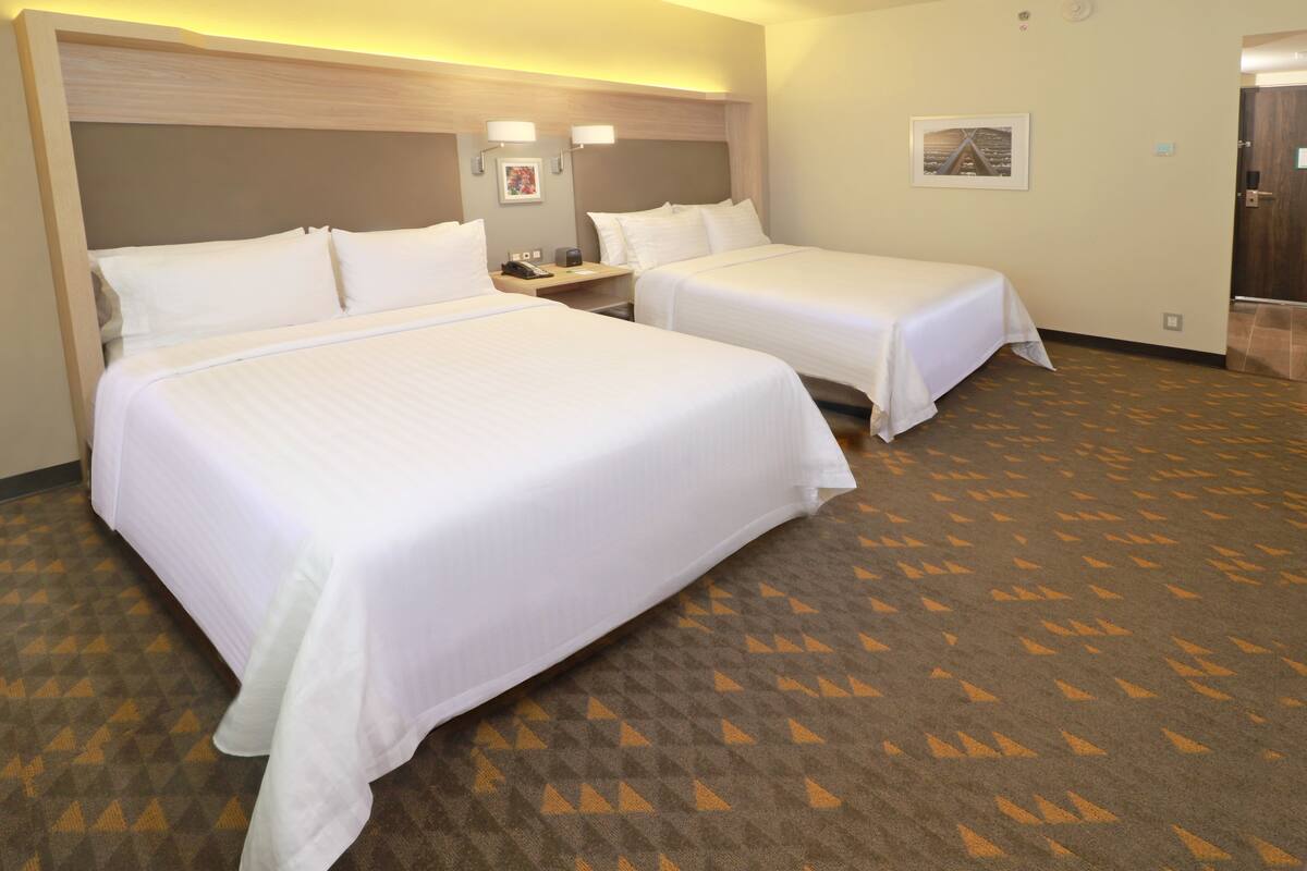 Phòng Tiêu chuẩn, 2 giường cỡ queen | Minibar, két bảo mật tại phòng, bàn, màn/rèm cản sáng 