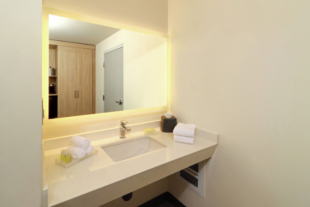 Standard Room, 1 King Bed, Accessible | Minibar, in-room safe, desk, blackout drapes