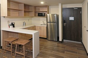 Suite, 1 très grand lit | Minibar, coffre-fort, bureau, rideaux d’obscurcissement
