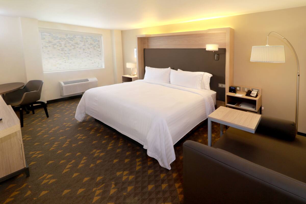 Phòng Suite, 1 giường cỡ king | Minibar, két bảo mật tại phòng, bàn, màn/rèm cản sáng 