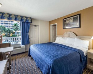 Desk, laptop workspace, iron/ironing board, free WiFi - Quality Inn & Suites Corpus Christi Beachside (Corpus Christi)