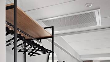 Rom – standard, sjøutsikt | Allergitestet sengetøy, blendingsgardiner og barnesenger (inkludert)