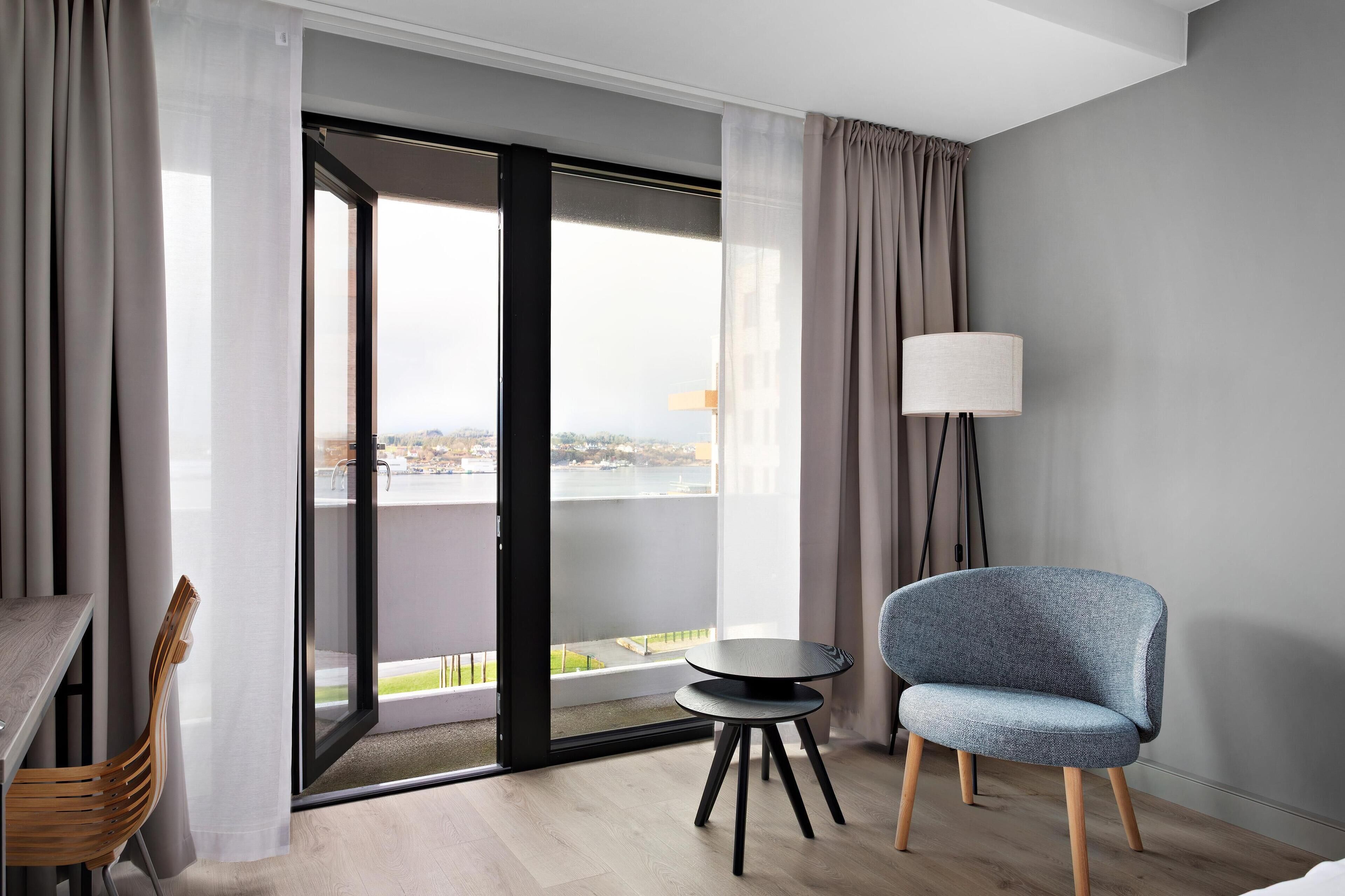 Rom – standard, sjøutsikt | Allergitestet sengetøy, blendingsgardiner og barnesenger (inkludert)