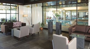 Swim-up bar
