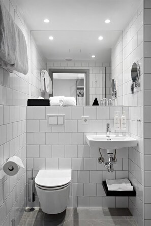 Standardzimmer | Badezimmer | Dusche, Regendusche, umweltfreundliche Kosmetikartikel, Haartrockner