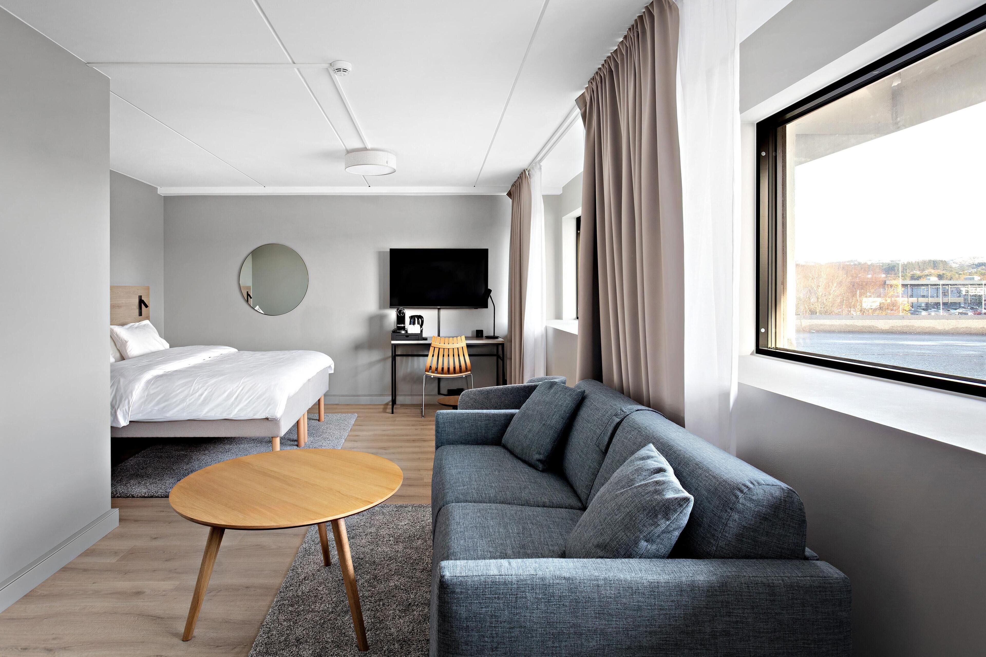 Family Room | Hypo-allergenic bedding, blackout drapes, free cribs/infant beds