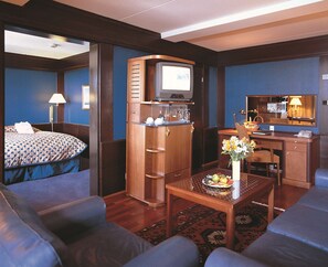 Suite, 1 Bedroom | Hypo-allergenic bedding, minibar, in-room safe, blackout drapes