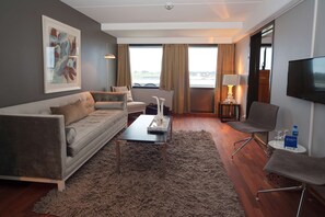 Suite, 1 Bedroom | Hypo-allergenic bedding, minibar, in-room safe, blackout drapes